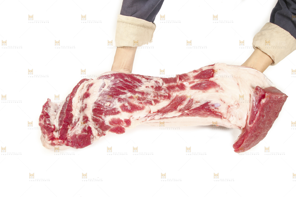 手里拿着新鲜猪肉