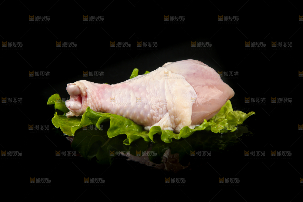 黑底上的鸡大腿
