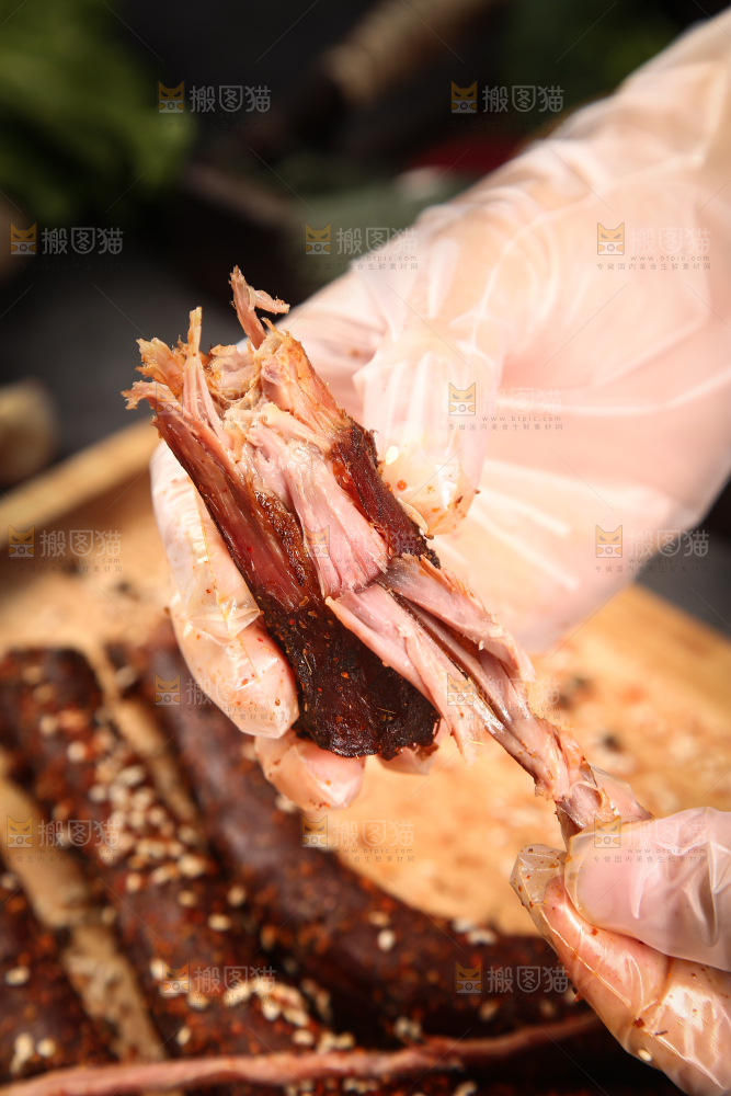 手里拿着手撕鸭脖