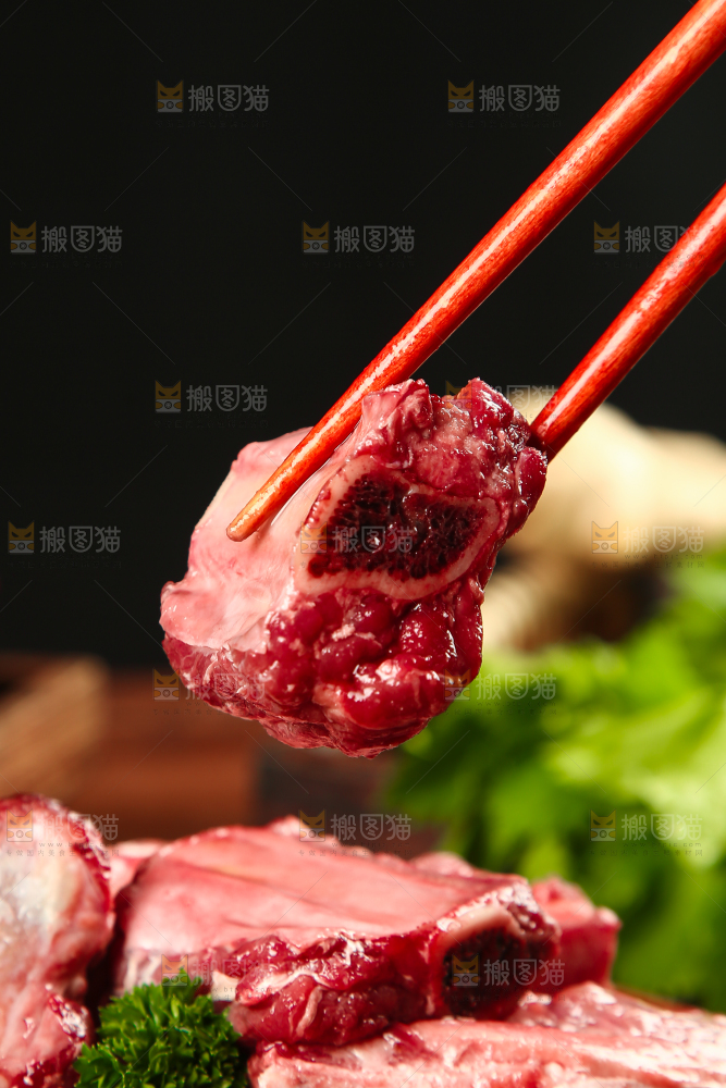 筷子上夹着牛小排