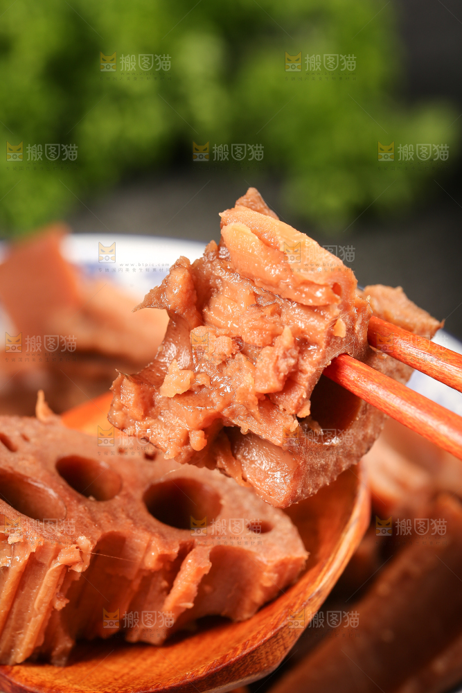 筷子上夹着煮熟的莲藕