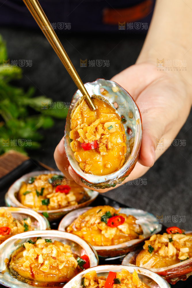 筷子上夹着鲍鱼