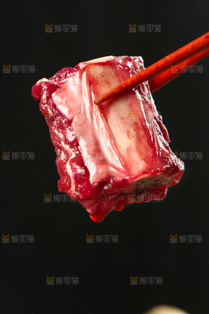 筷子上夹着牛肋排