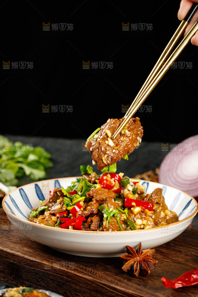 筷子上夹着牛肉
