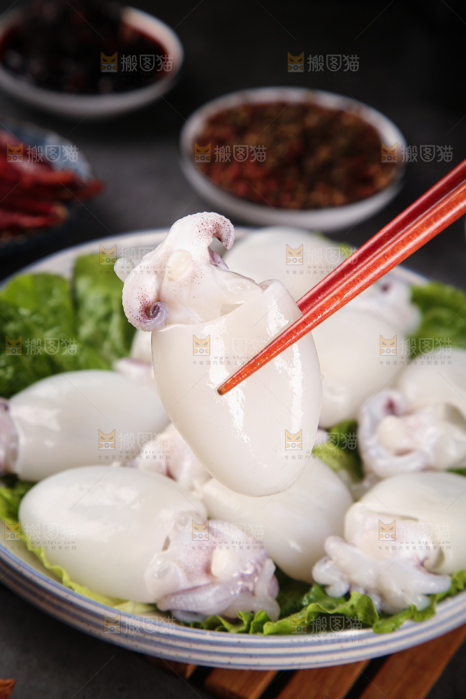 筷子上夹着墨鱼