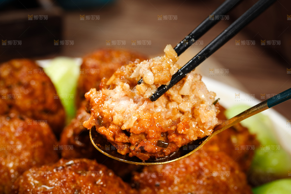 筷子上夹着肉丸子