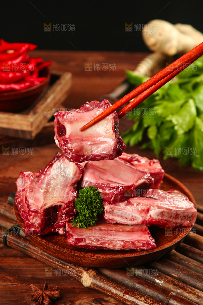 筷子上夹着牛小排