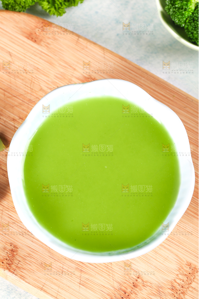 木板上一碗西兰花泥
