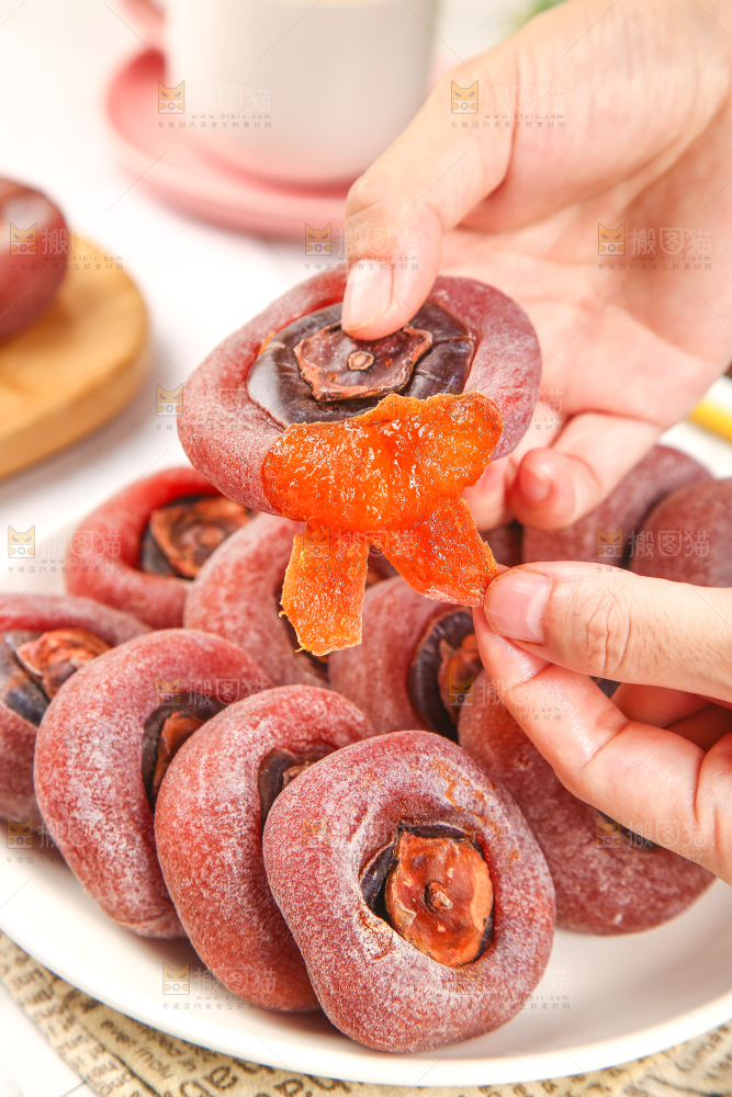 手里拿着恭城柿子饼