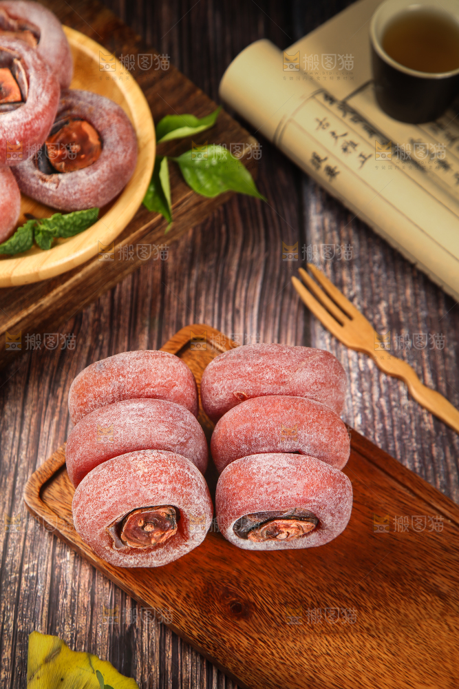 木底上摆放着霜降柿饼