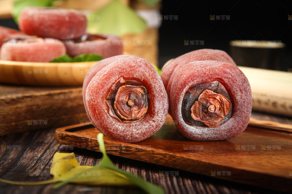 木底上摆放着霜降柿饼