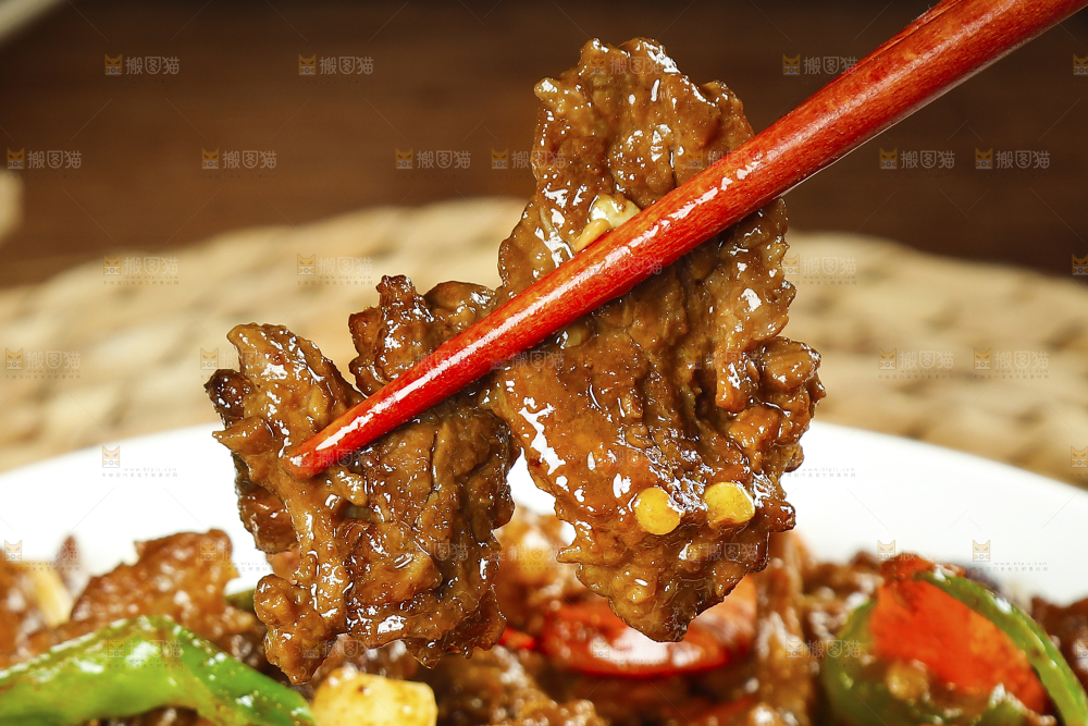筷子上夹着炒牛肉