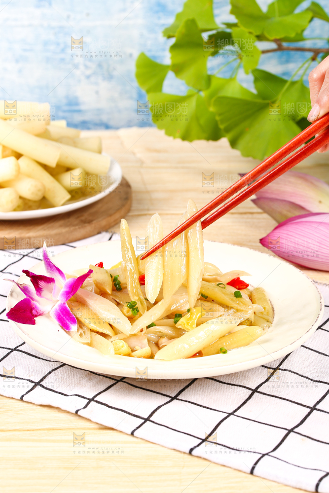 筷子上夹着酸辣藕带
