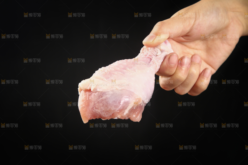 手里拿着鸡腿