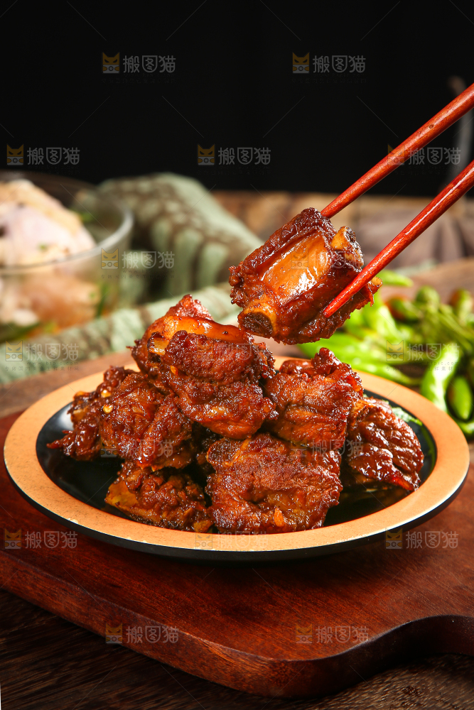 筷子上夹着红烧排骨