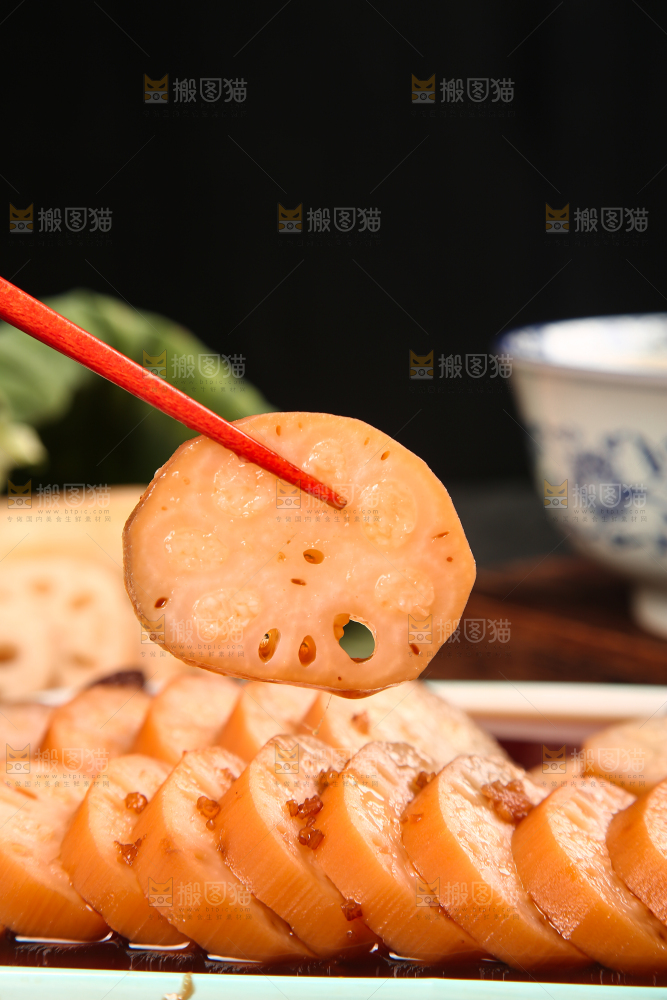 筷子上夹着糯米糖藕
