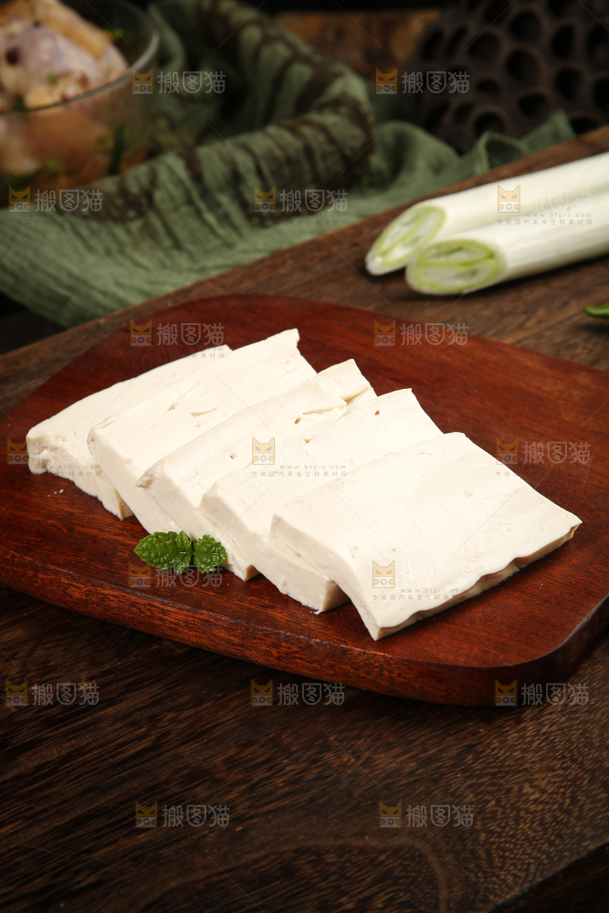 木底上放着鲜豆腐