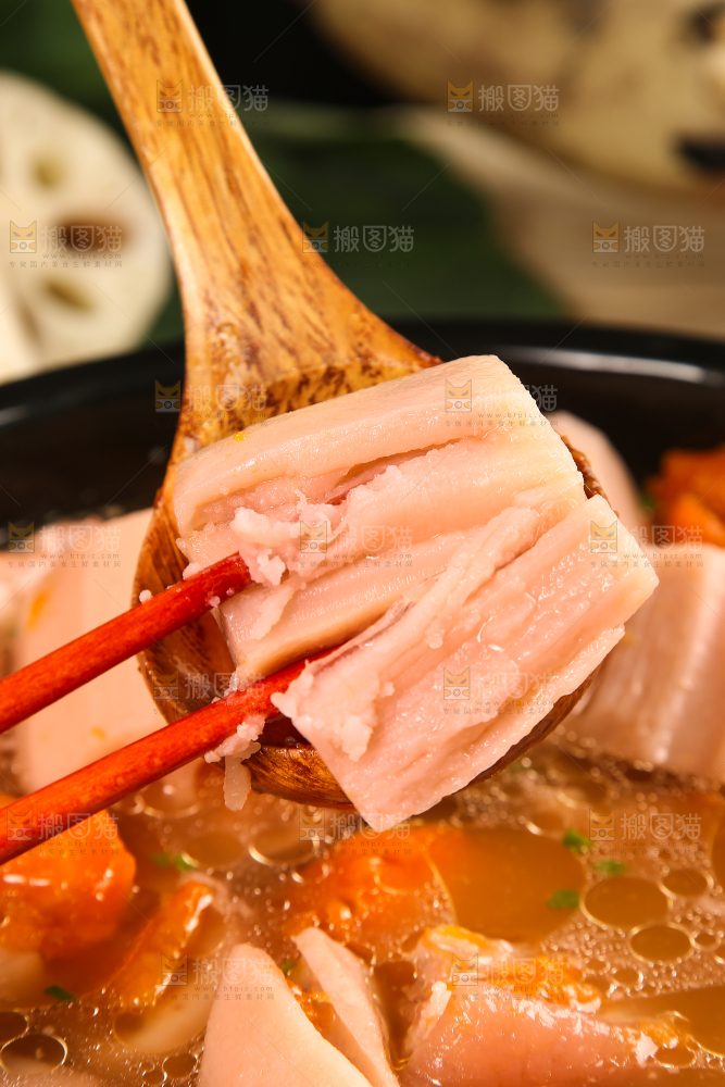 勺子上挖着莲藕汤