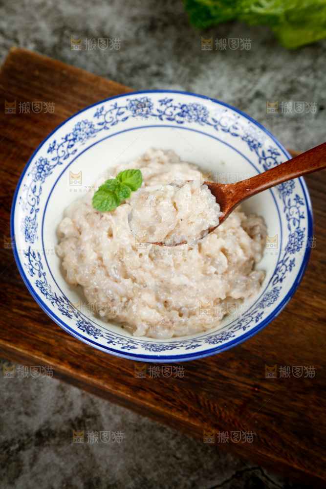 勺子上舀着虾肉