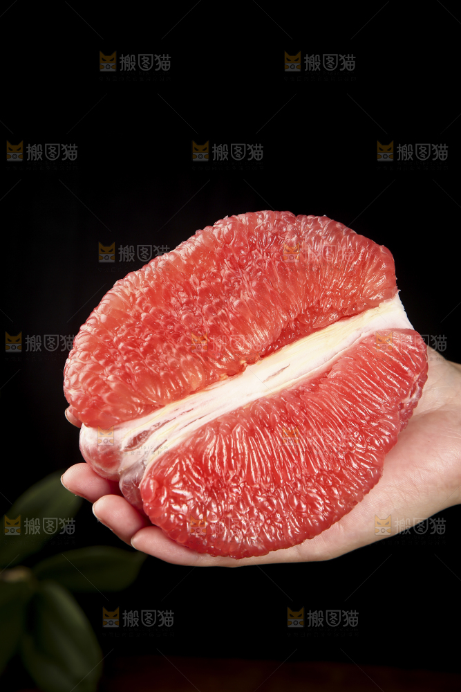 手里拿着红肉蜜柚