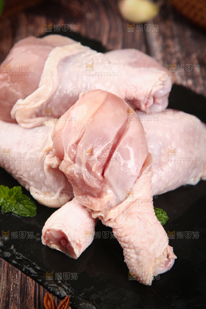 黑石板上一堆新鲜鸡腿