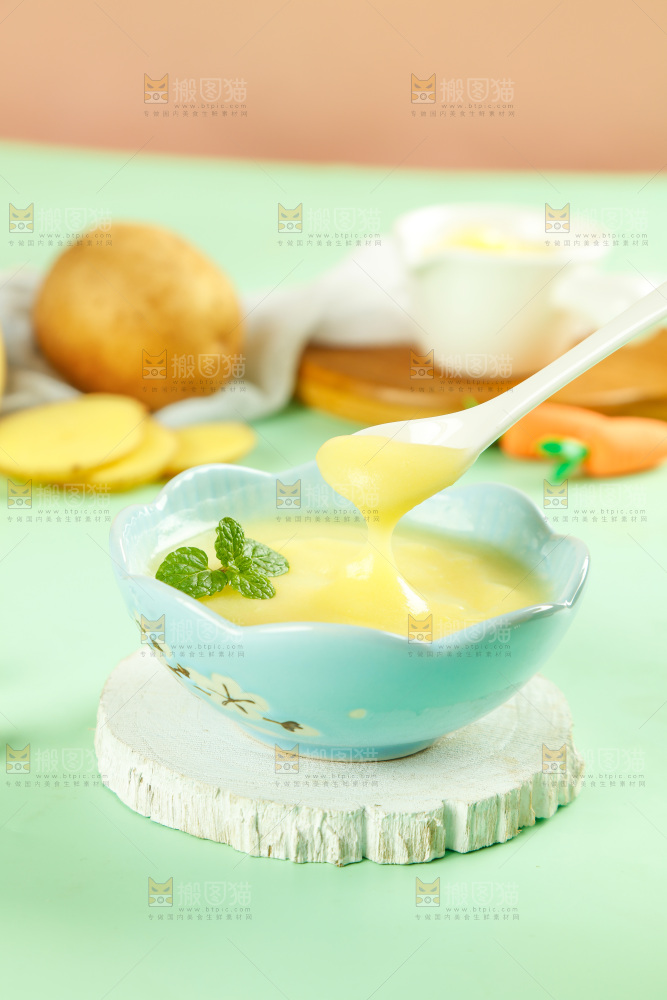 勺子上舀着土豆泥