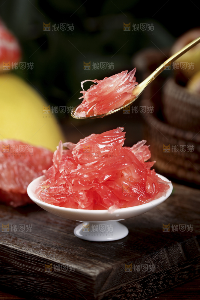 勺子上舀着红柚果粒