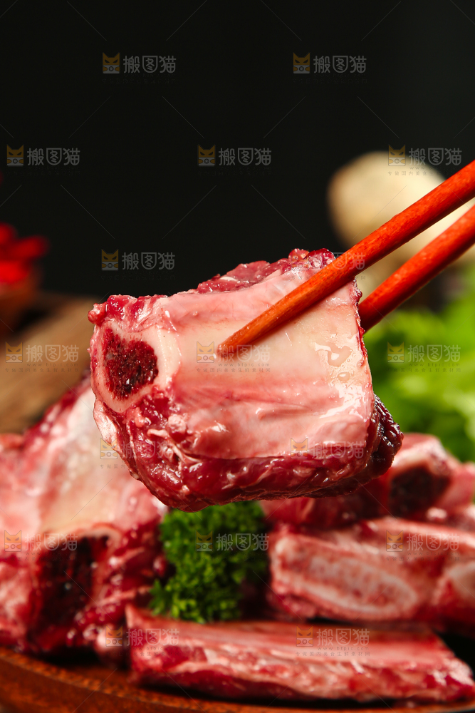 筷子上夹着牛小排
