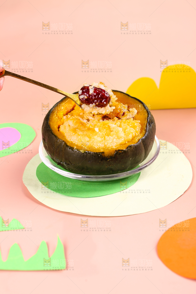 勺子上舀着南瓜八宝饭