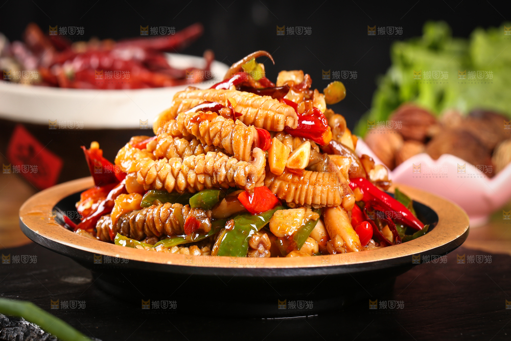 黑底上放着一盘辣炒鱿鱼身
