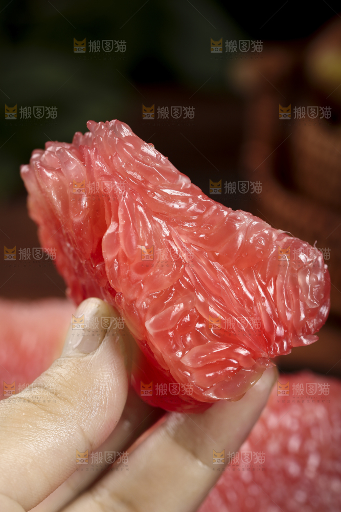 手里拿着红心柚