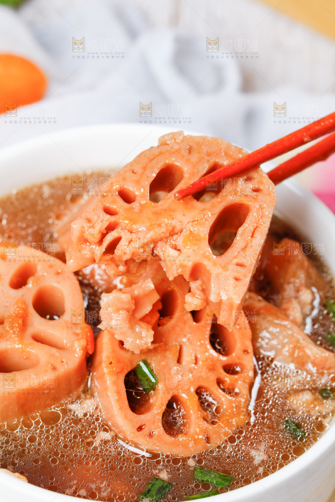 筷子上夹着粉藕