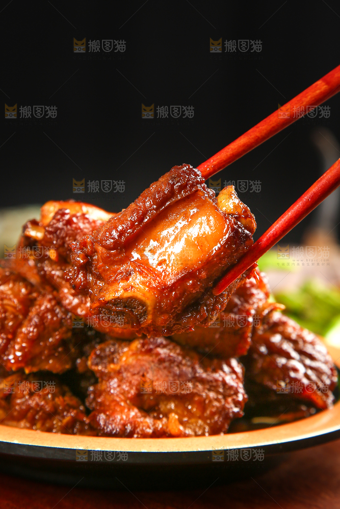 筷子上夹着红烧排骨