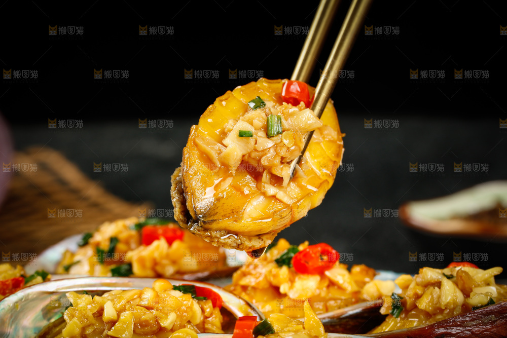 筷子上夹着鲍鱼