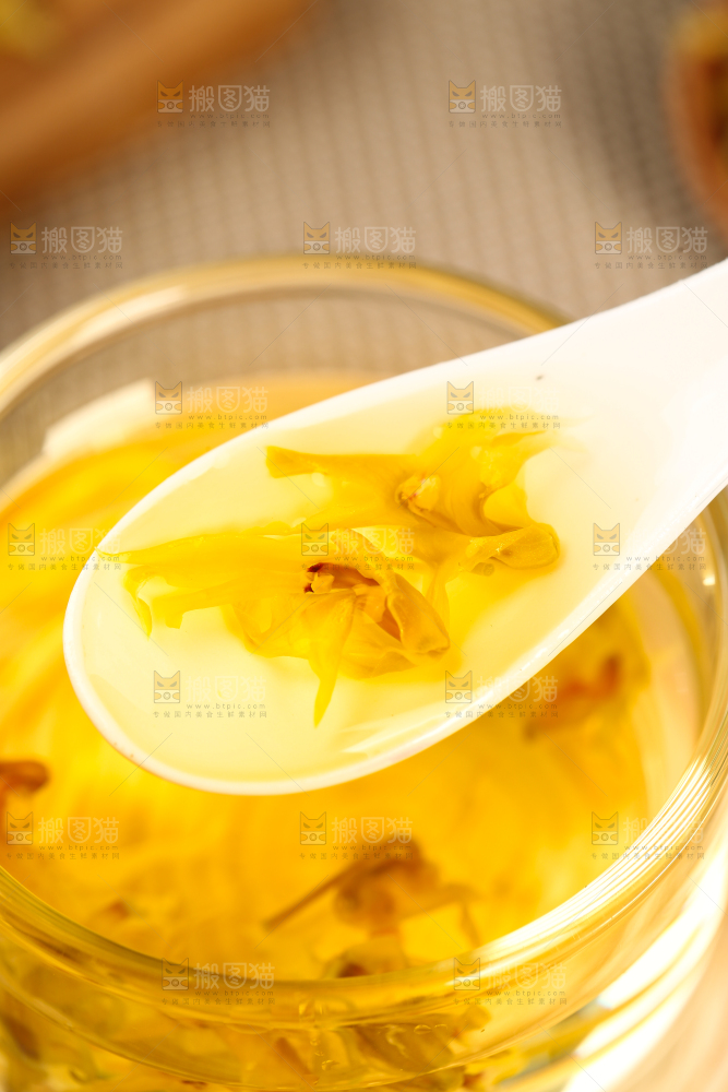 勺子舀着石斛花茶