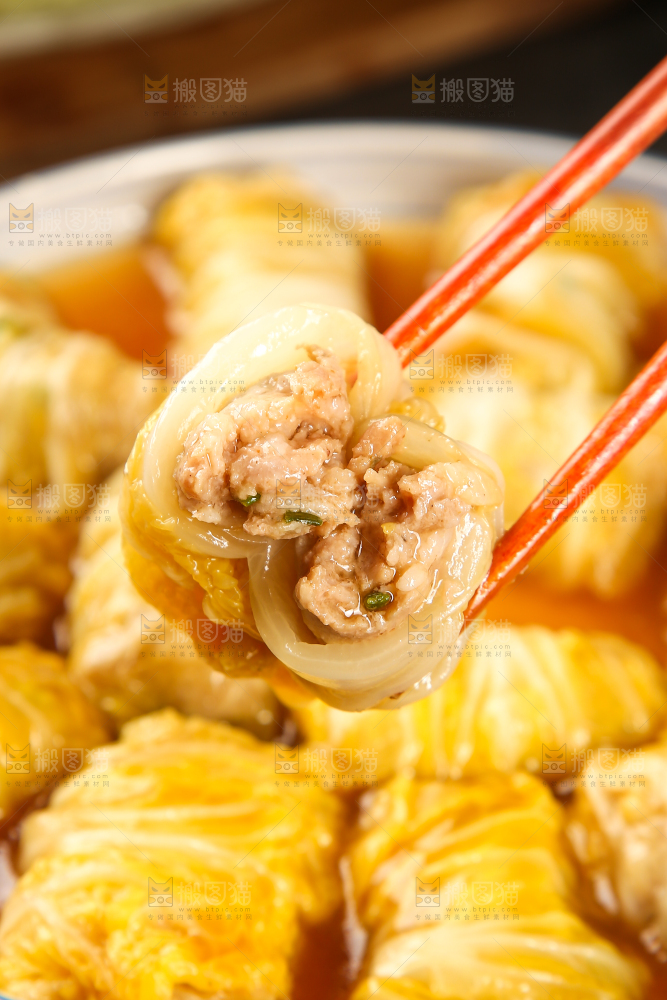 筷子上夹着娃娃菜卷肉