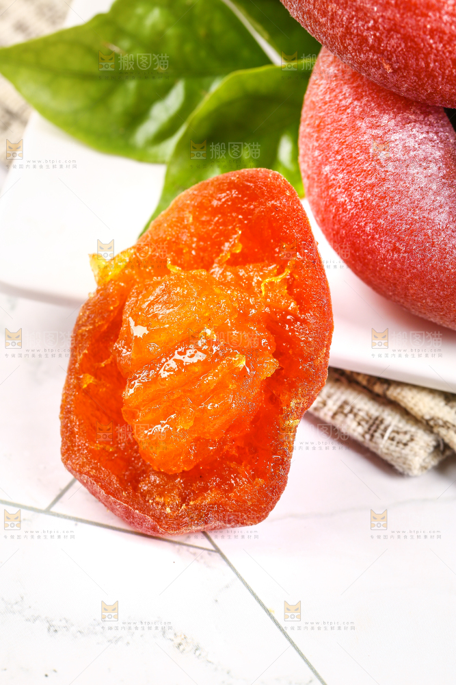白底上撕开的柿饼