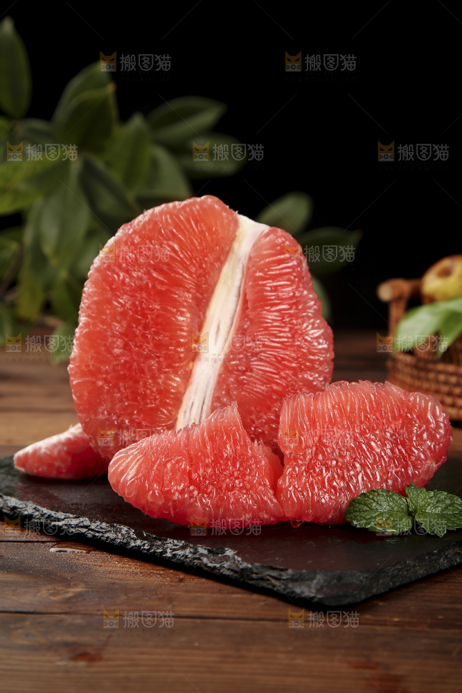 黑底上的红心蜜柚果肉