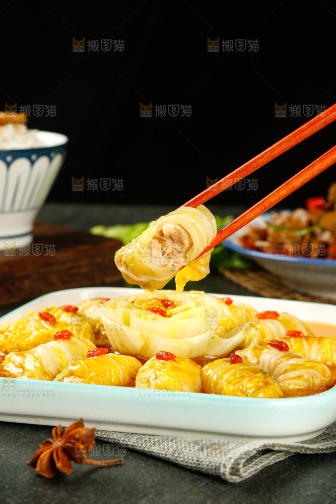 筷子上夹着娃娃菜卷肉