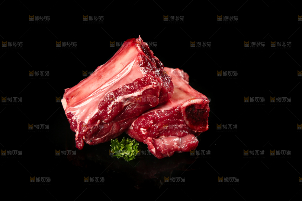 黑底上的黄牛排
