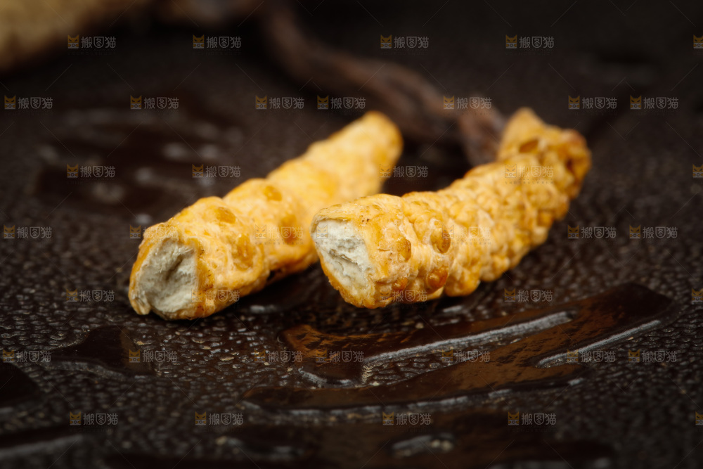 深底上摆放着虫草