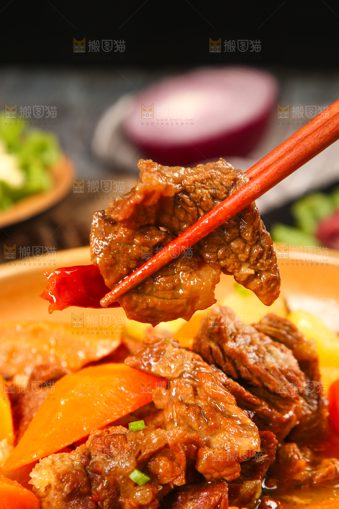 筷子上夹着牛肉