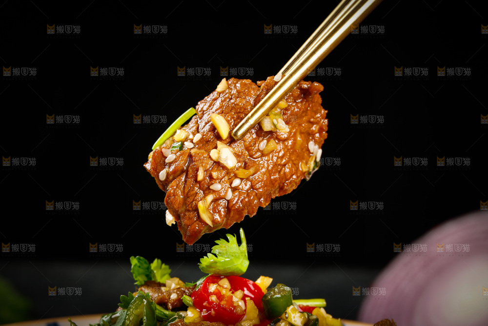 筷子上夹着牛肉