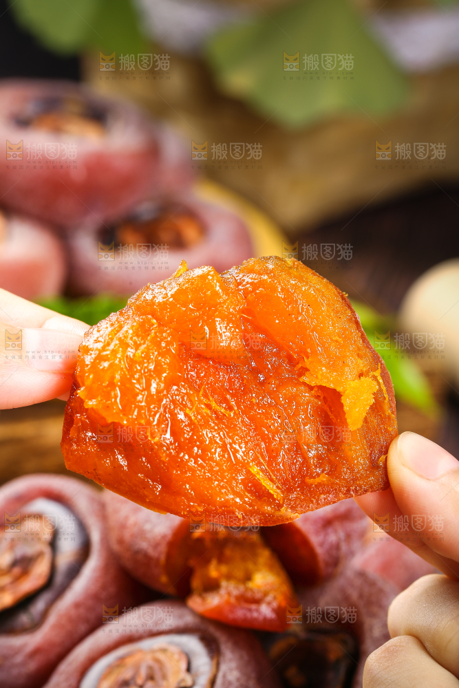 手里拿着流心柿饼