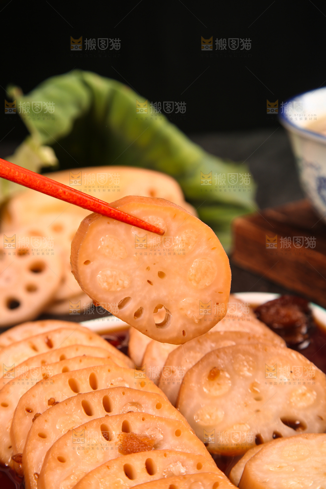 筷子上夹着糯米藕