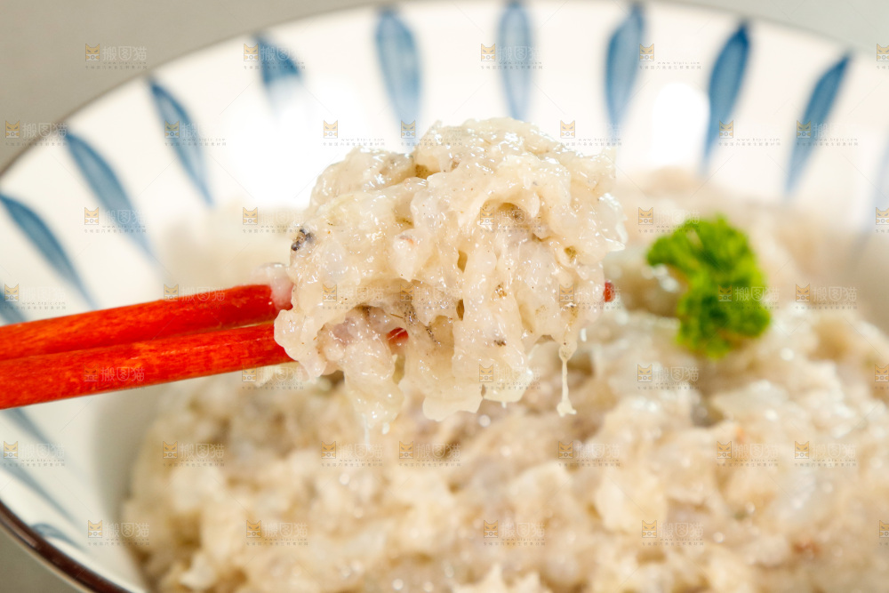 筷子上夹着虾肉