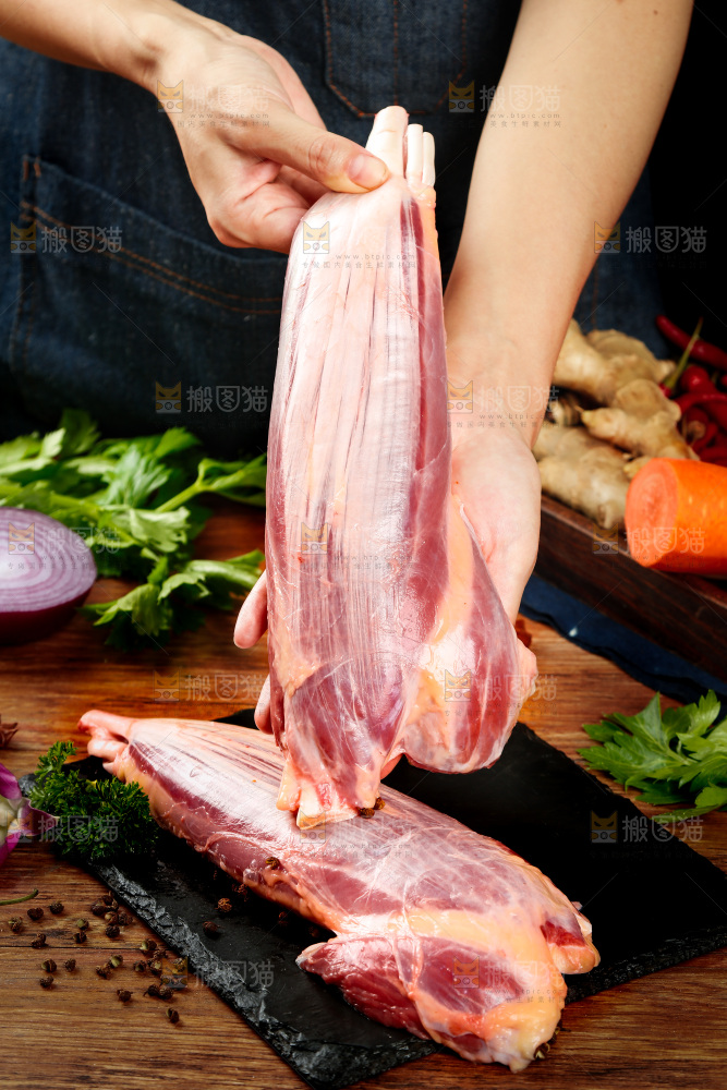 手里拿着黄牛腱子肉