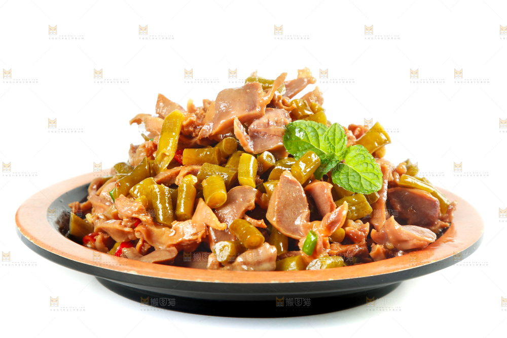 白底上摆放着一盘酸豆角炒鸡胗