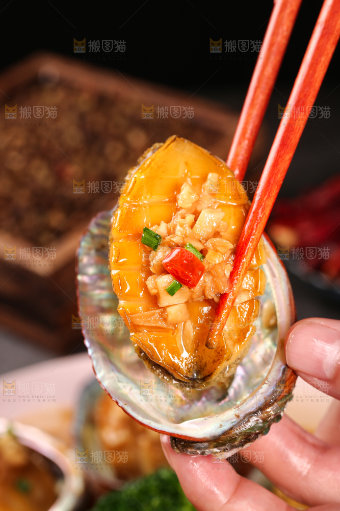 筷子上夹着蒜蓉蒸鲍鱼