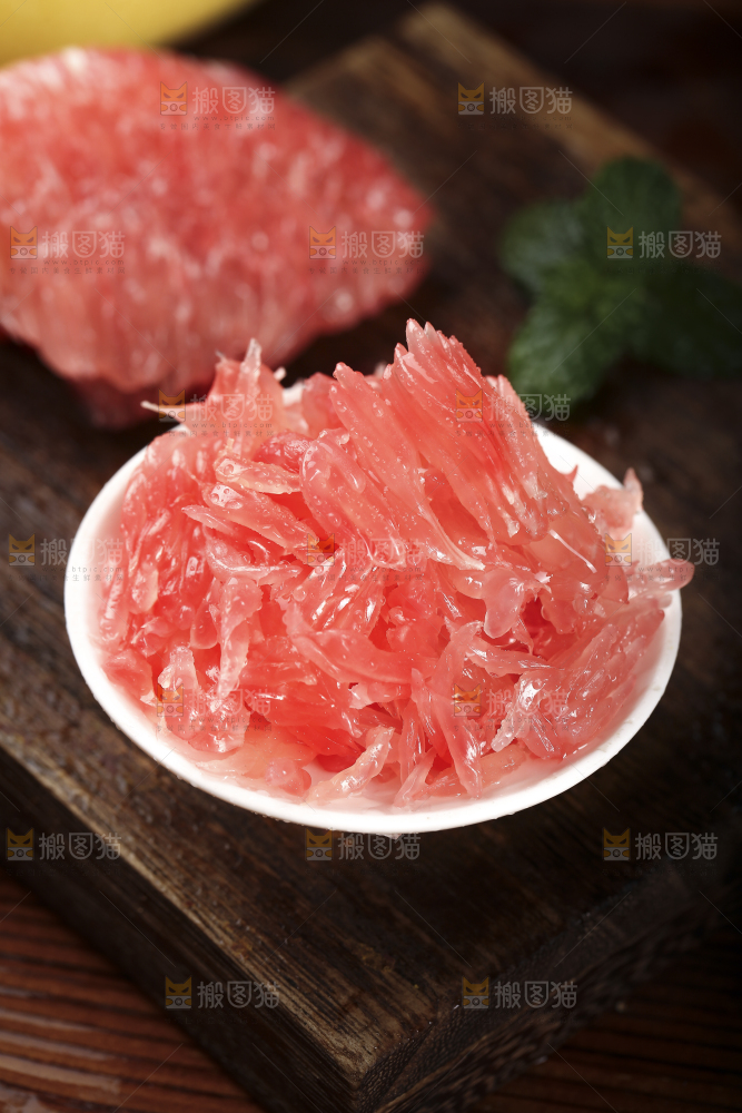木底上放着一碟红心柚果粒